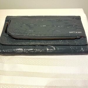 Matt & Nat Charcoal Grey Wallet. Many pockets. Card slots. Zippered. Snap!